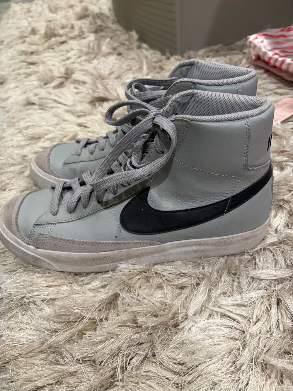 Nike Women’s Light Gray Blazers 7y/8.5w